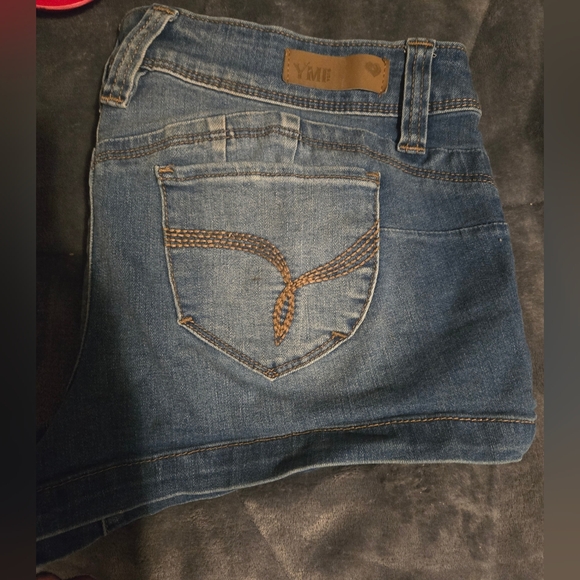 Womens shorts - Picture 2 of 2